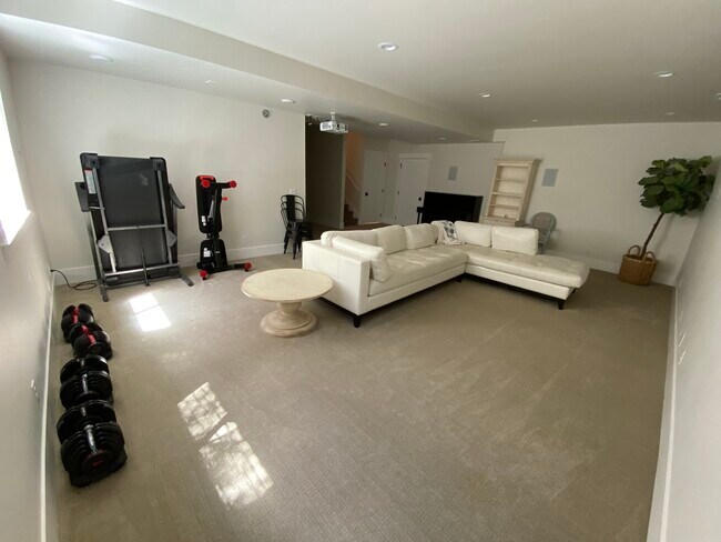 Building Photo - 530 Craftsman Way