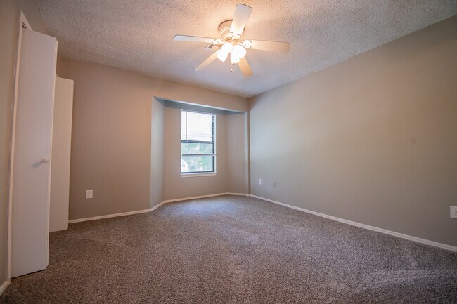 Building Photo - 2305 E Kantz Cv