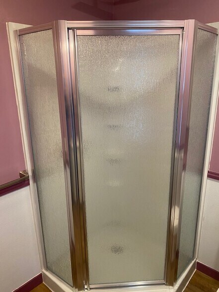 Shower - 188 W 2nd Ave