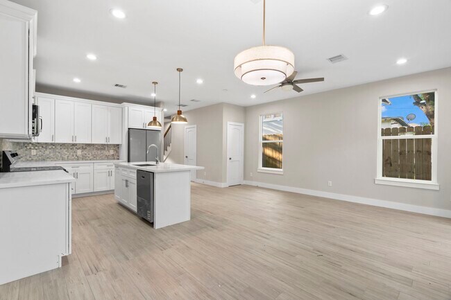 Building Photo - 404 Forest Hill Blvd