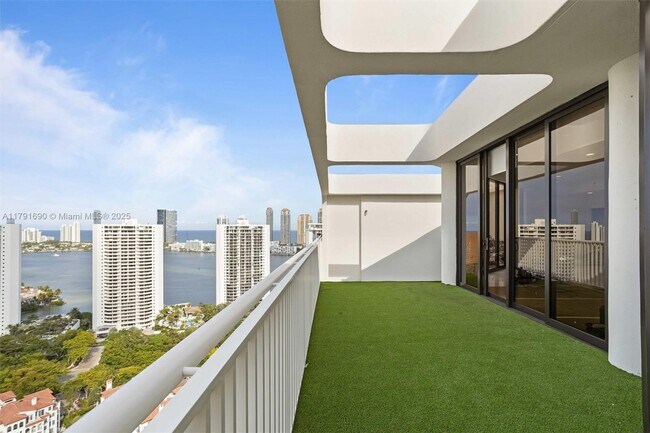 Building Photo - 2000 Island Blvd