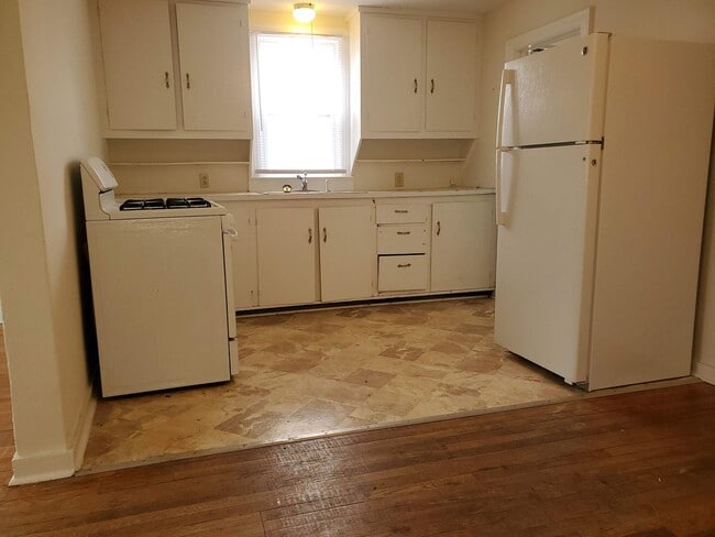 Building Photo - 2 bd, 1 ba house, hardwoods, new paint, fe...