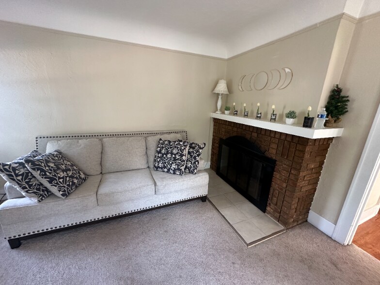 Building Photo - 529 Knowles St