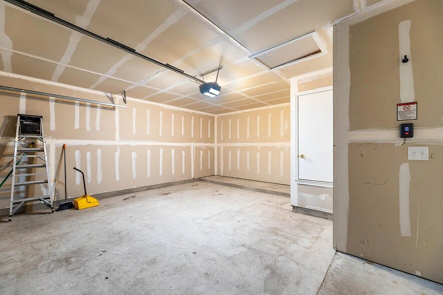 garage - 8719 Davis Oaks Trl
