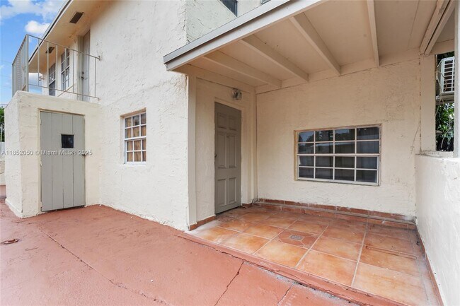 Building Photo - 2385 SW 17th St