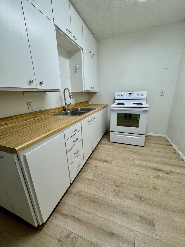 Building Photo - Location, Location, Location! Convenient t...