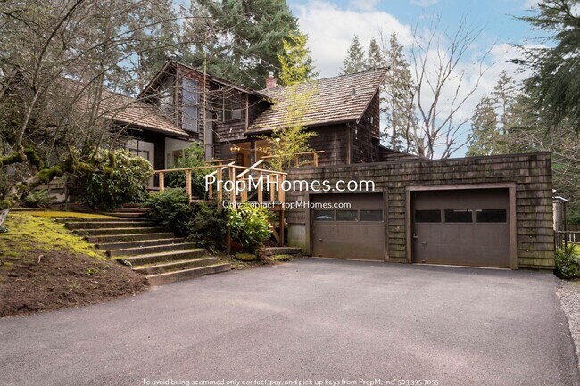 Building Photo - Rare Three Bedroom Gem in SW Portland!