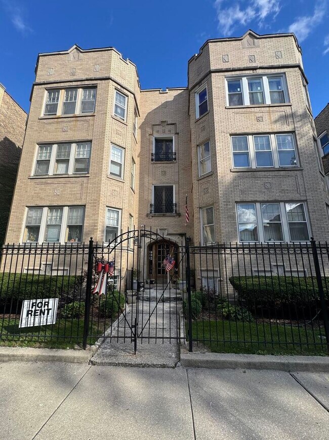 Primary Photo - 6231 N Francisco Ave
