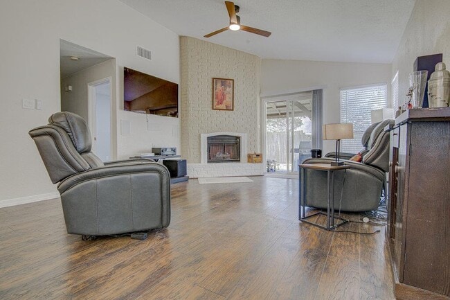 Building Photo - 2801 Norfolk Dr