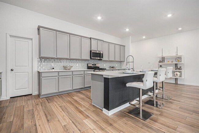 Building Photo - 705 Western Fern