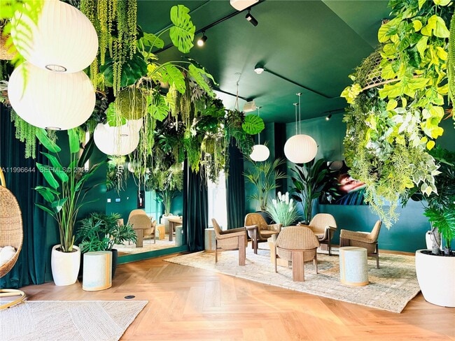 Building Photo - 121 NE 5th St