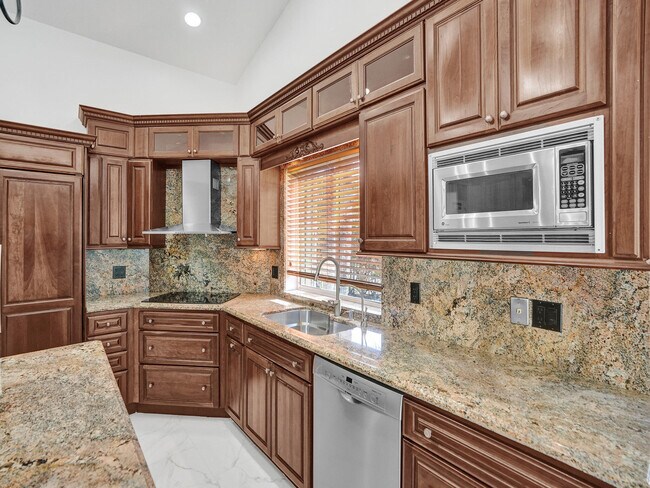 Building Photo - 762 Crescent Way