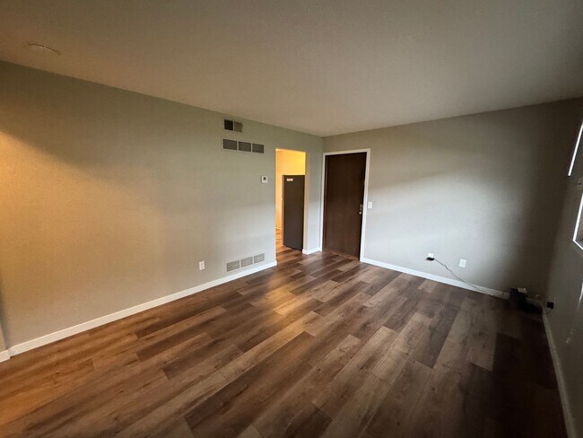 Interior Photo - 1004 Main St