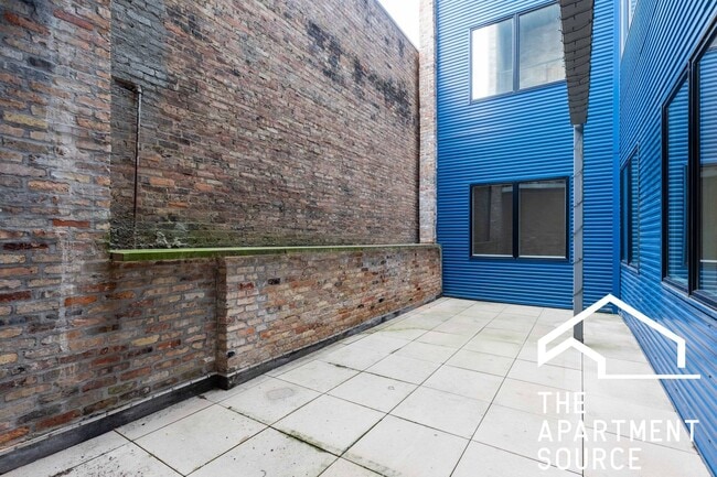 Building Photo - Spacious South Loop 2Bed/2Bath feat. Updated Kitchen & Large Patio!