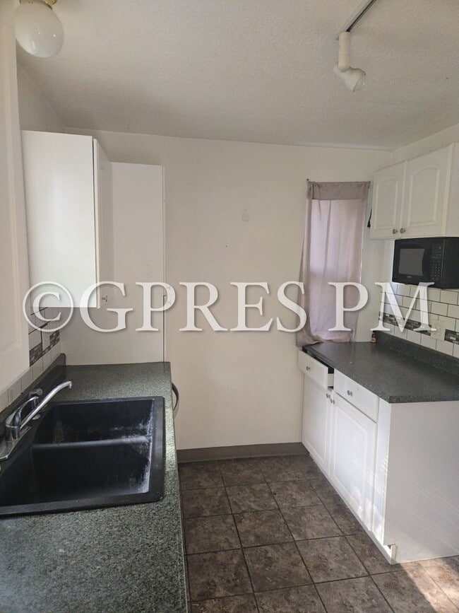 Building Photo - Welcome to this charming 3-bedroom, **Pric...