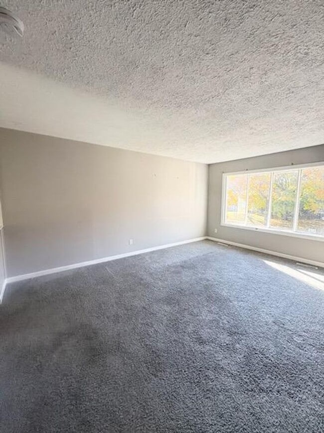 Building Photo - Split Level 4 Bedroom