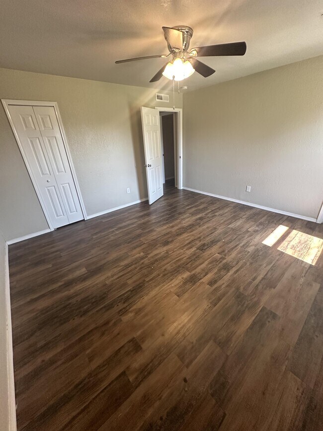 Building Photo - 632 Ramblin Oaks Dr