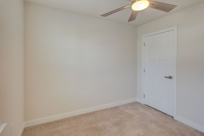 Building Photo - Like New End Unit Townhome, 3 Bed 2.5 Bath