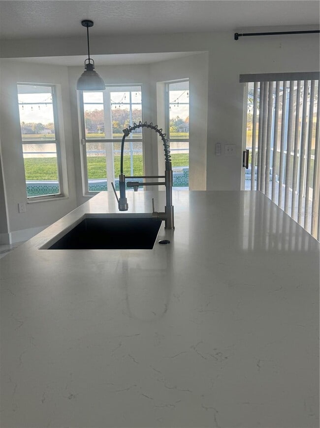 Building Photo - 2652 Hawthorne Ln