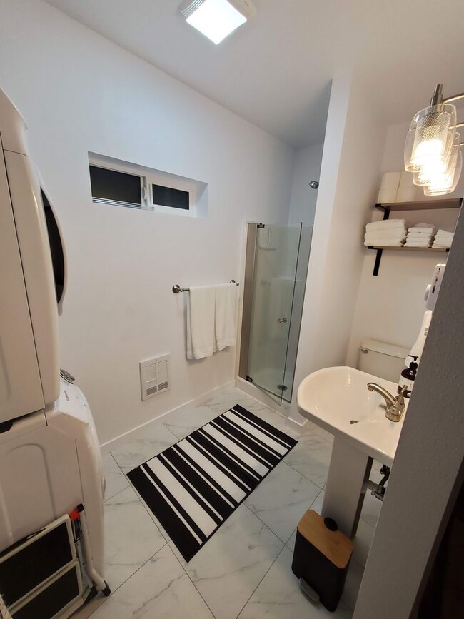 Building Photo - Fully Furnished 1 Bedroom ADU for Rent in ...