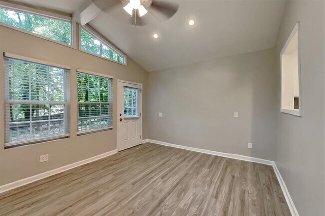 Building Photo - 3929 Lookout Point Dr