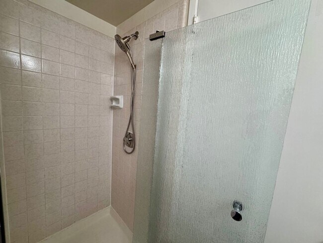 Building Photo - Upper level 2 bedroom 2 bath condo, laundry in unit!