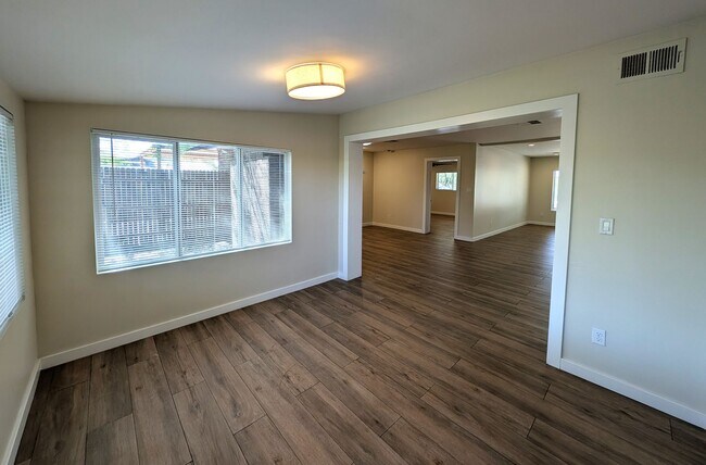 Building Photo - 4 Bedroom Home in Tempe Gardens Near E Sou...