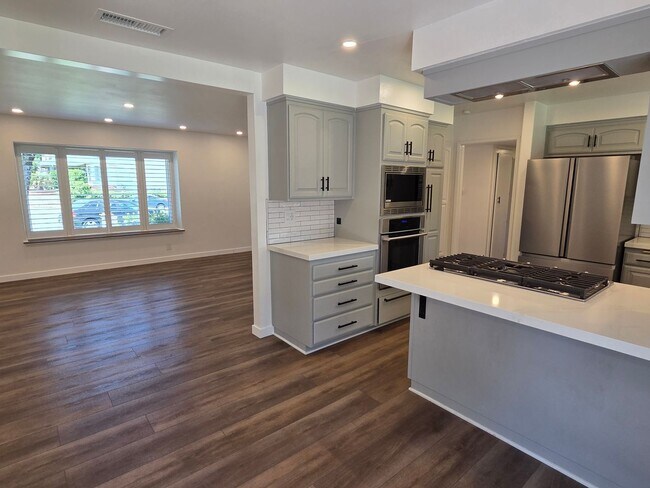 Building Photo - E. Ventura 4+2.5 Single Family Home w/ man...