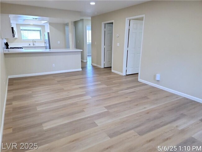 Building Photo - 1ST FLOOR UNIT IN HEART OF GREEN VALLEY!!
