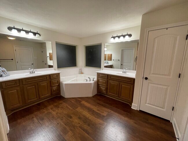 Building Photo - 1204 Robinsville Ct