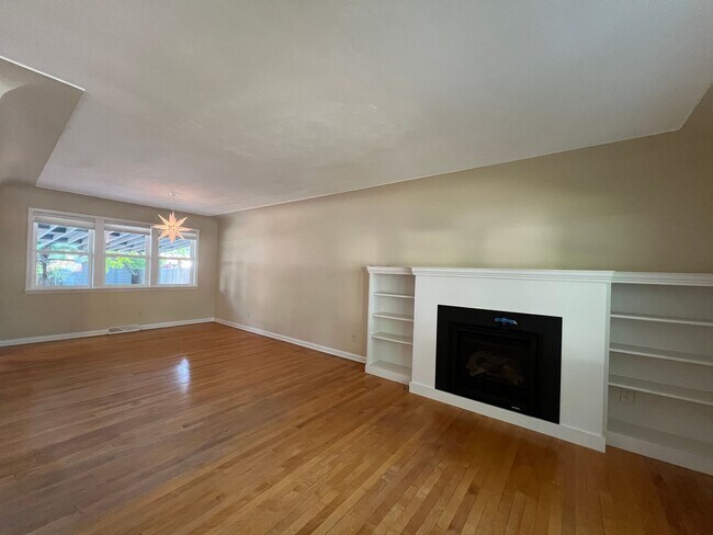 Building Photo - Charming 4BED/2 BATH Brick Ranch Home in L...