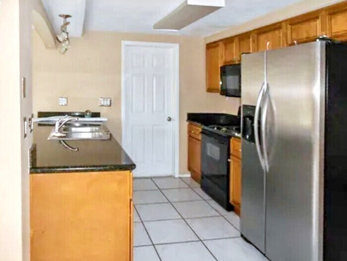Building Photo - 5912 Della Dr