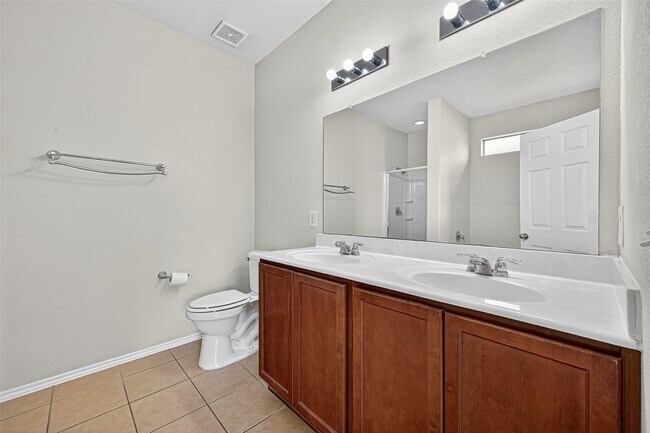 Building Photo - 1403 S Maple Dr