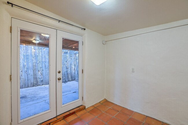 Building Photo - Quaint Studio in Prime Location