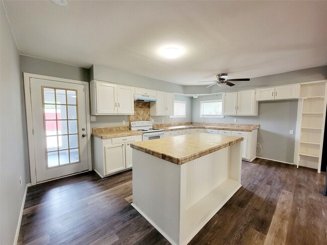 Building Photo - 15590 Magnolia Park