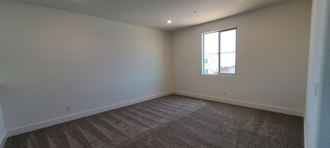 Building Photo - Stunning home with luxurious wood floor and beautiful spacious yard