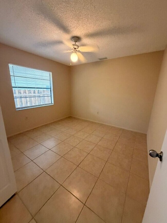 Building Photo - Open and bright 2/2 with garage