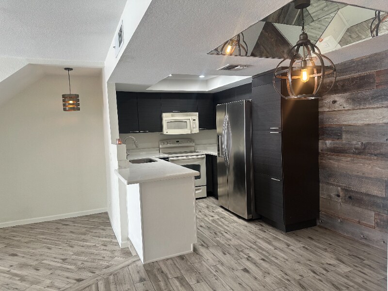 Building Photo - 1820 E Morten Ave