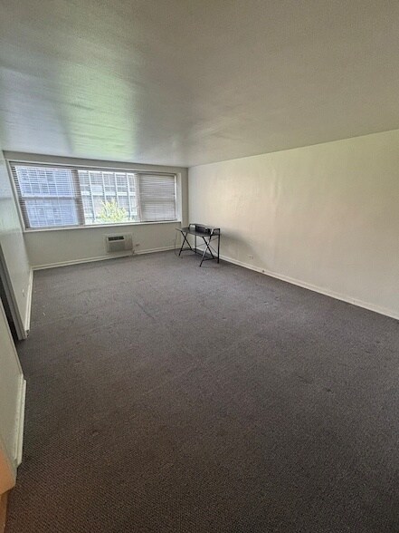 Building Photo - 253 E Delaware Pl