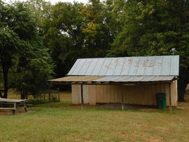 Building Photo - Country Living!