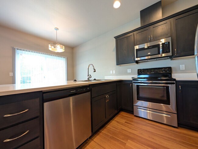Building Photo - Great 3 bedroom/ 2.5 bathroom duplex- Near...