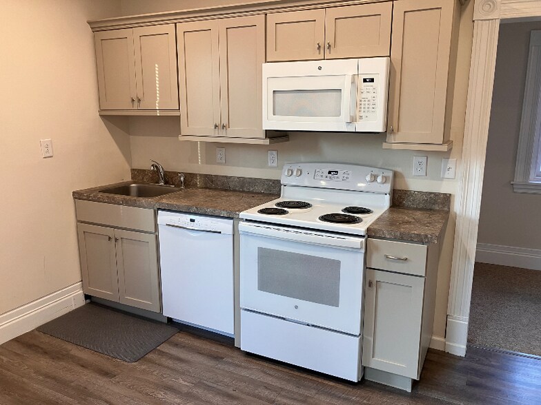 Primary Photo - 613 Main St