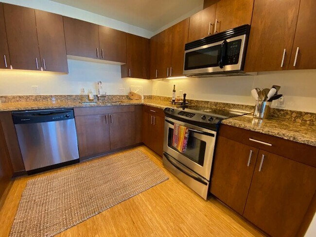 Building Photo - Luxury Fully Furnished Condo Downtown Salem Is Available