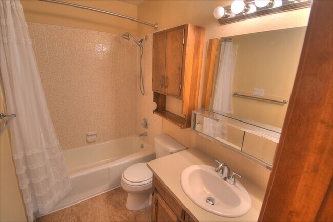 Building Photo - NE Heights Town Home