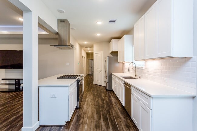 Building Photo - 110 Amundsen St