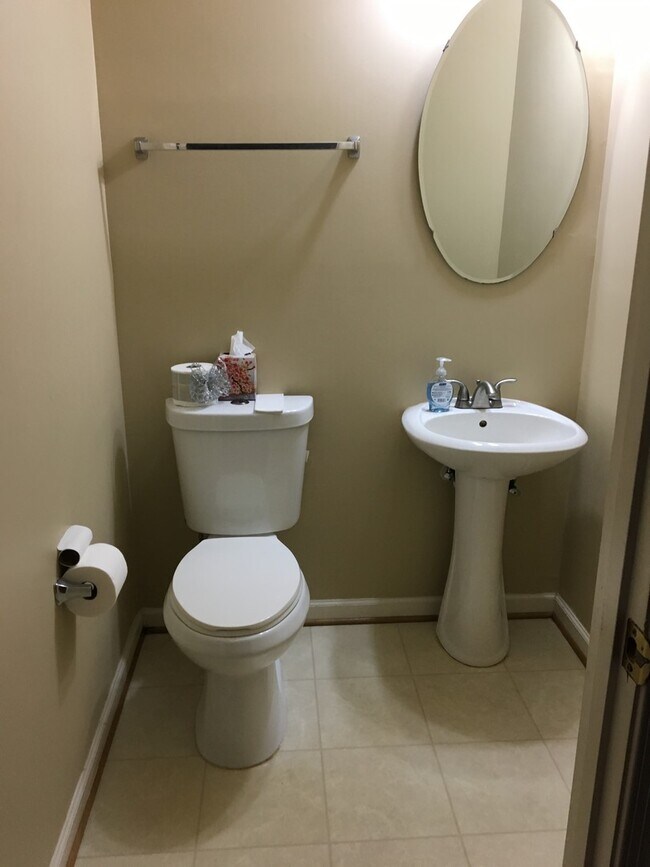 Building Photo - SPACIOUS TOWNHOUSE IN GERMANTOWN