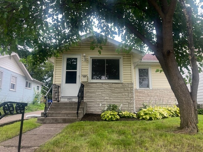 Building Photo - Gorgeous 2 Bedroom House with Massive Two Car Garage! Apply Today!