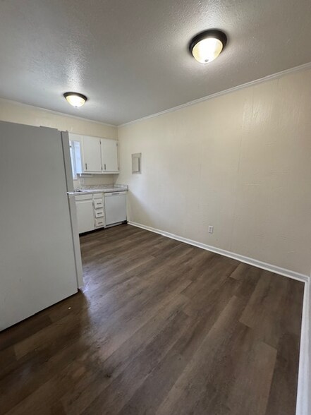 Building Photo - 705 W Washington Ave