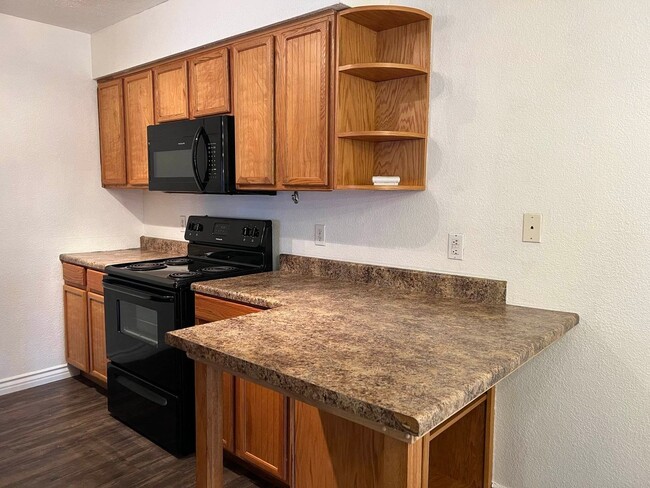Building Photo - 2 bed 2 bath Townhome with Garage Coming S...