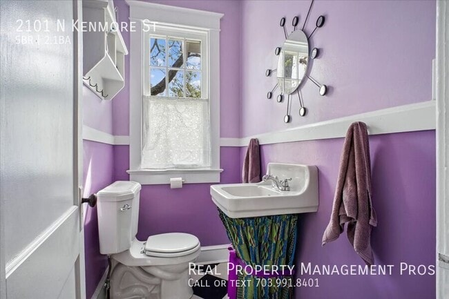 Building Photo - 2101 N Kenmore St